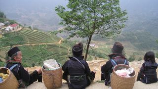 絶景を見ながらモン族の人とトレッキング