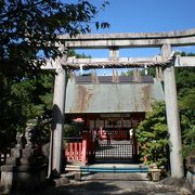 嵐電、車折神社下車目の前にある木立の中の由緒ある神社。