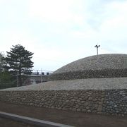 上円下方墳って何?　閑静な住宅街に巨大な石の山