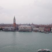 ヴェネツィア本島を見渡せる鐘楼がある教会