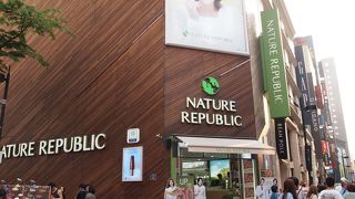 有名スターの看板が