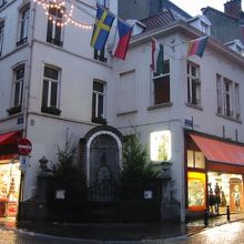 両脇のお土産物屋さんの方が目立ってます。