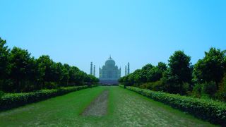 タージマハルの裏にあります