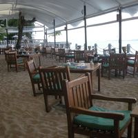 　into the beach 足元が砂浜です。