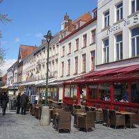 手前から３件目です。