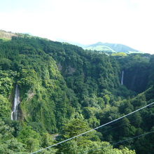 橋から2つの滝を