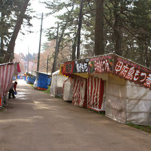 屋台がひしめいています。