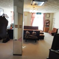 カラオケルームやサロンも