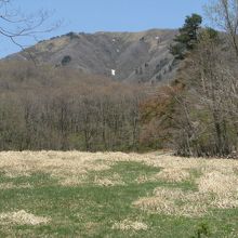 ふもとから見た中蒜山。白く見えるのは残雪。