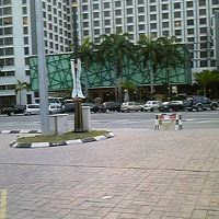 道路を挟んだ直ぐ前が公園になっています