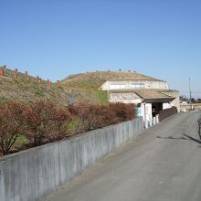 壊れた部分を利用した展示館