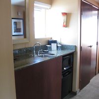 充実の設備。このキッチンにコーヒー達がばらまかれていました