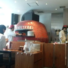 この窯で薄焼きピッツァを焼いてくれます