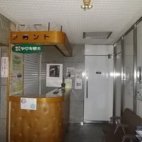 フロントは深夜閉まっている。