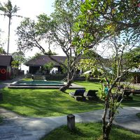 部屋の目の前で庭、レストラン、海があります。