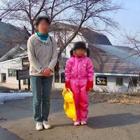 ロッジモンブランの前で記念撮影，直ぐそこはゲレンデ