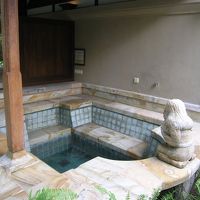 温泉とむこうに東屋