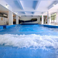 ホテル館内には造波プールもある