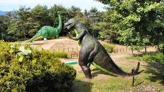 大きな恐竜の模型がいっぱい