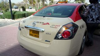 ドバイの移動手段はタクシーを利用するのが便利で料金も安いです。ただし、注意も必要です。