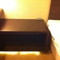 デスクの右側には荷物置き台とその下に十分な収納スペース