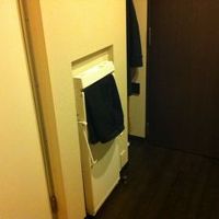 壁にぴったりと備え付けられたズボンプレッサー