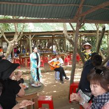 お茶やらフルーツを頂きながら、ベトナム民謡を堪能。