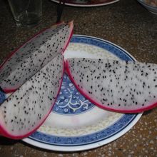 ドラゴンフルーツです。完熟していません。パサッパサ。