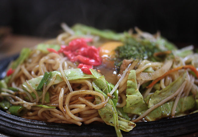 空港アクセスバスの待ち時間に焼きそば食べに必ず寄ってしまいます