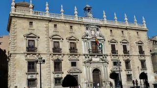 世界遺産のアルバイシンへはここからバスで