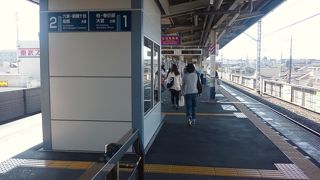 東武野田線の柏駅の隣駅の高架線の駅