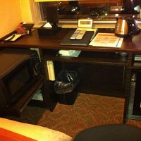 デスクの左側には電子レンジ。右側が冷蔵庫