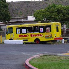 このバスです！ちょっとした食べ物、水が売ってますよ！