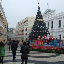 広場のクリスマスツリー　ちょっと中華風？