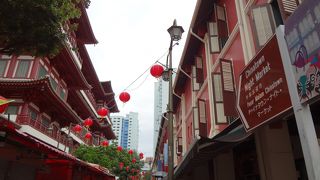 日が暮れた後は食を求める人でいっぱいです