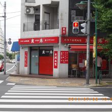 写真は夏なのですけれど・・・冬もっと行列しています。