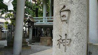 街中にあるこじんまりとした神社