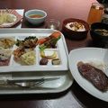 夕食はバイキング形式