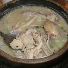 鶏肉はトロトロに煮込まれており柔らかい