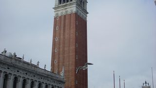 エレベーターで