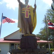 ハワイの歴史を感じるカメハメハ大王像