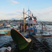 マグロ漁船、アウトリガーに載せてある小舟でマグロを獲るそうで