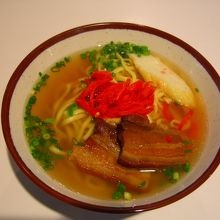 空港内の軽食屋の「久米島そば」