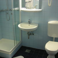 この地域では米系高級ホテルを除いてバスタブがありません。