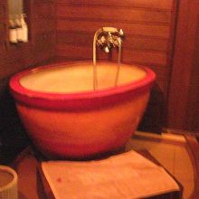 バスタブ（部屋が暗すぎてうまく撮影できません）