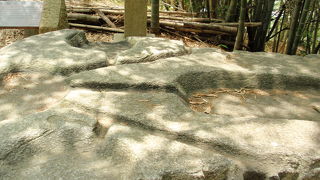 石の上面の不思議な彫刻が。