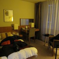 部屋は綺麗です。が、窓からは隣の建物の壁しか見えなかったです