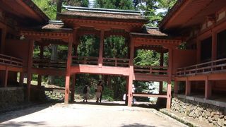 東塔より1キロメートル。歩いて行けます。