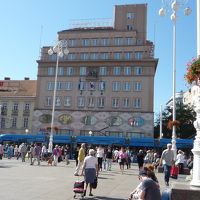 イェチッチ広場からです。入口はこの右側の道路の先にあります。