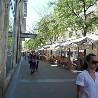 エントランスがわの道路です。